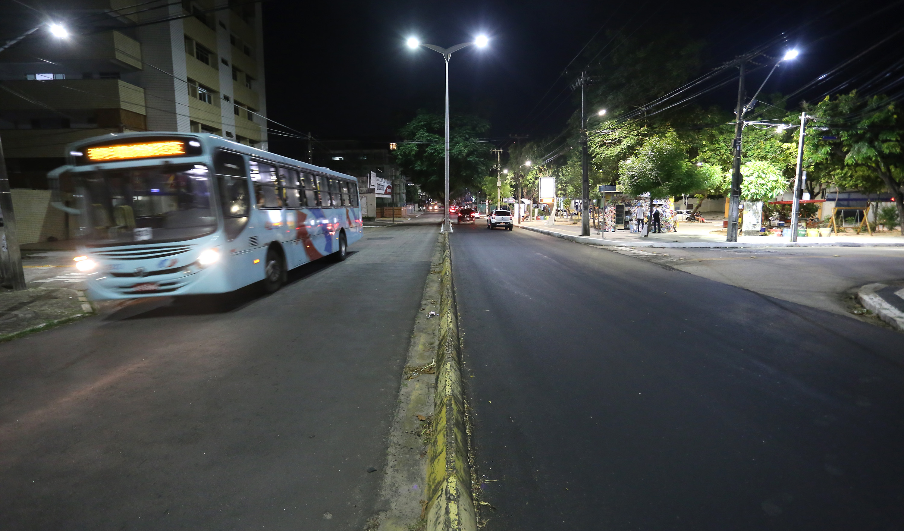 ônibus circulando em uma avenida à noite
